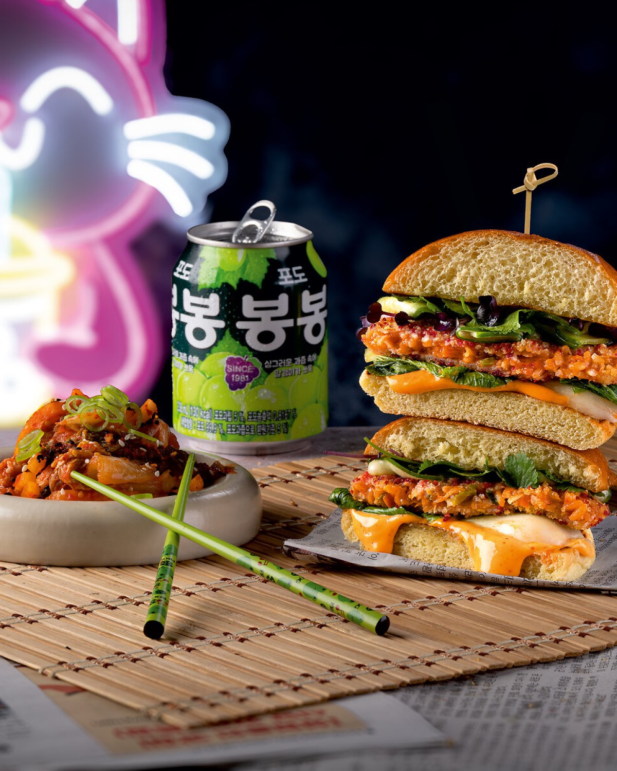 e3_crunchy_kimchi_halbiert_neon_an_leichte_draufsicht_ret_300dpi-1800