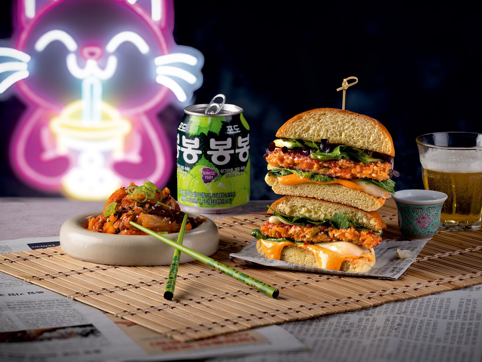 e3_crunchy_kimchi_halbiert_neon_an_leichte_draufsicht_ret_300dpi-1800