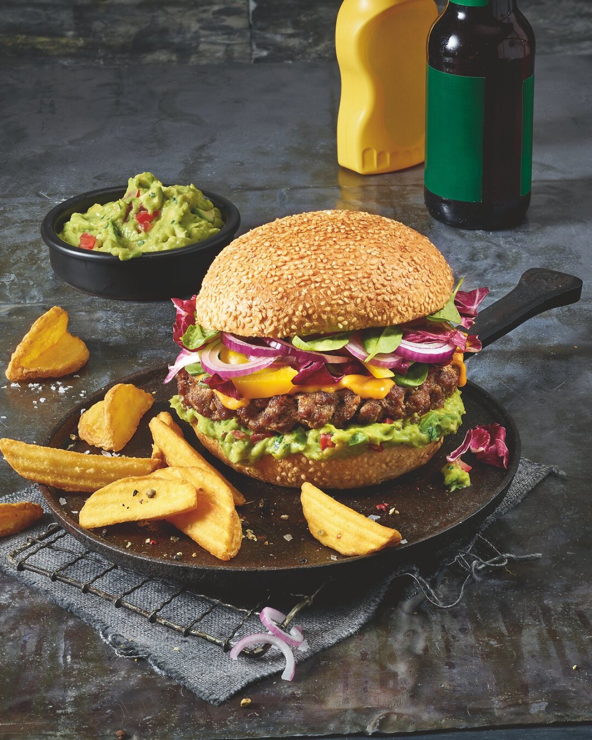 e3_homestyle_burger_giant_bun_guacamoledip_72dpi_rezept_1
