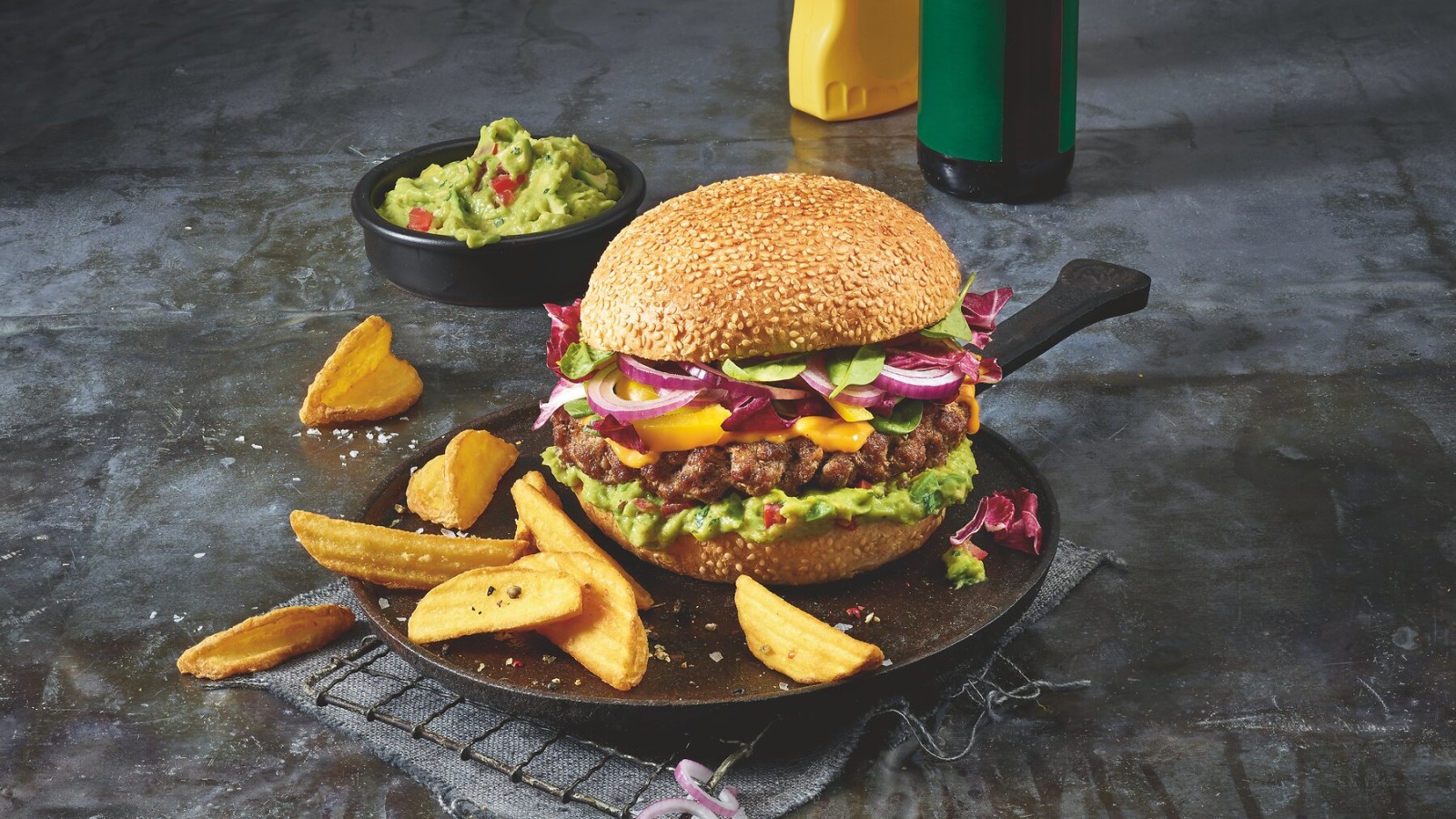 e3_homestyle_burger_giant_bun_guacamoledip_72dpi_rezept_1