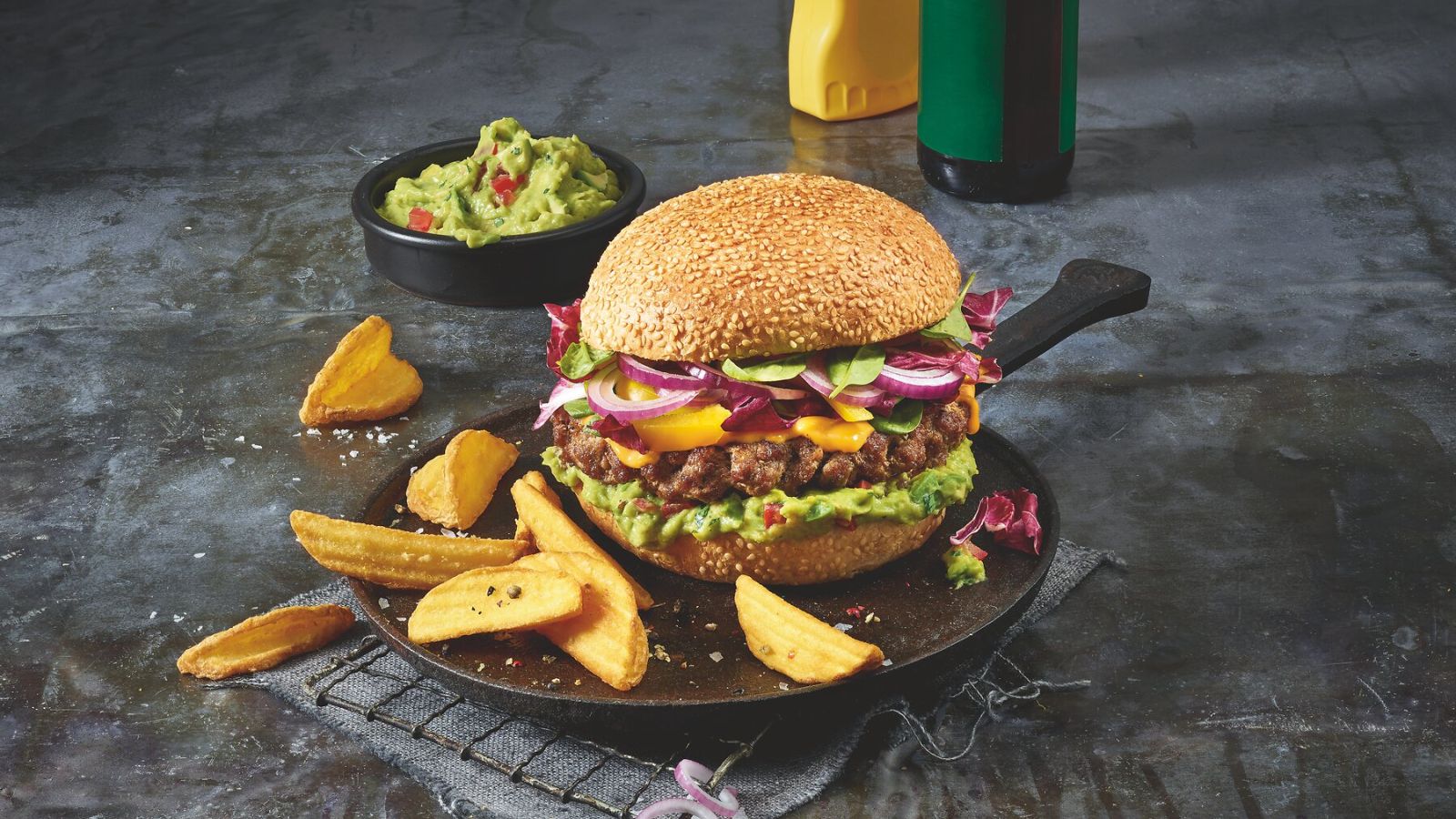 e3_homestyle_burger_giant_bun_guacamoledip_72dpi_rezept_1