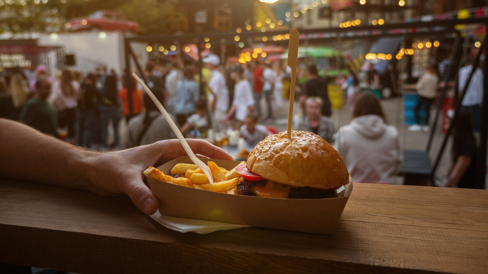 shutterstock_2225954537_burgeroutdoor_1800x1200