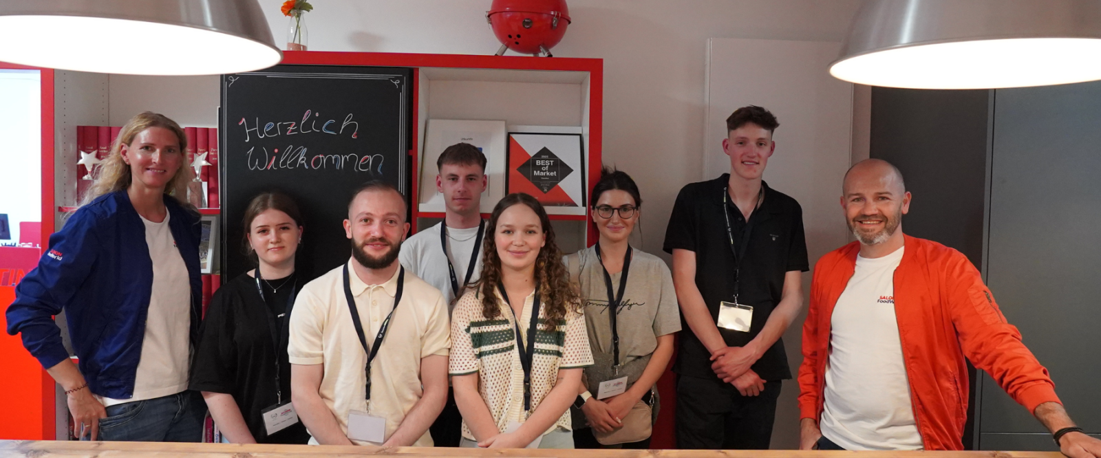 Teilnehmer des Azubiprojektes stehen an einem tisch